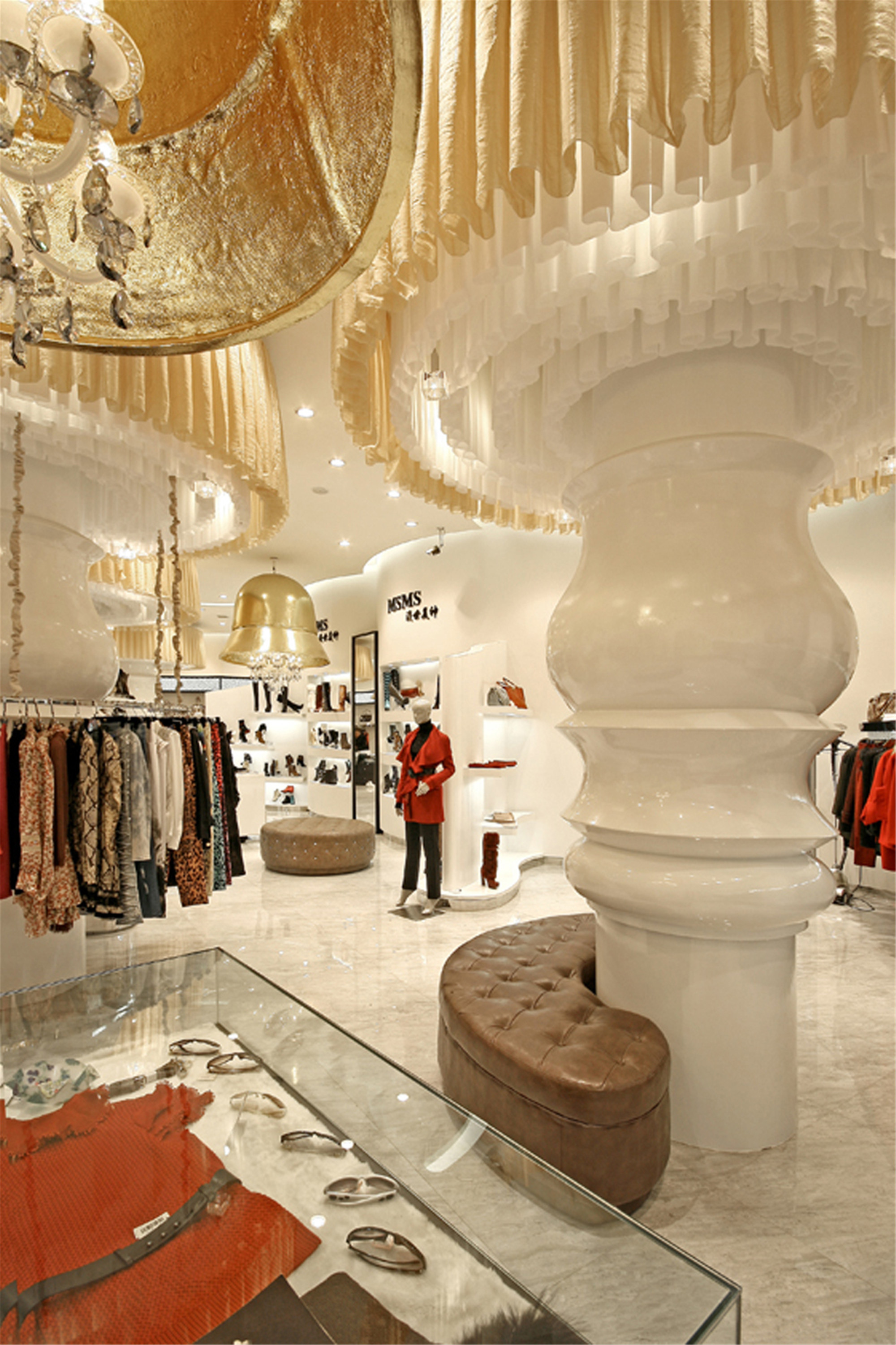 簡(jiǎn)潔明亮服裝店裝修設(shè)計(jì)-第3張圖片-上海古都建筑設(shè)計(jì)集團(tuán)