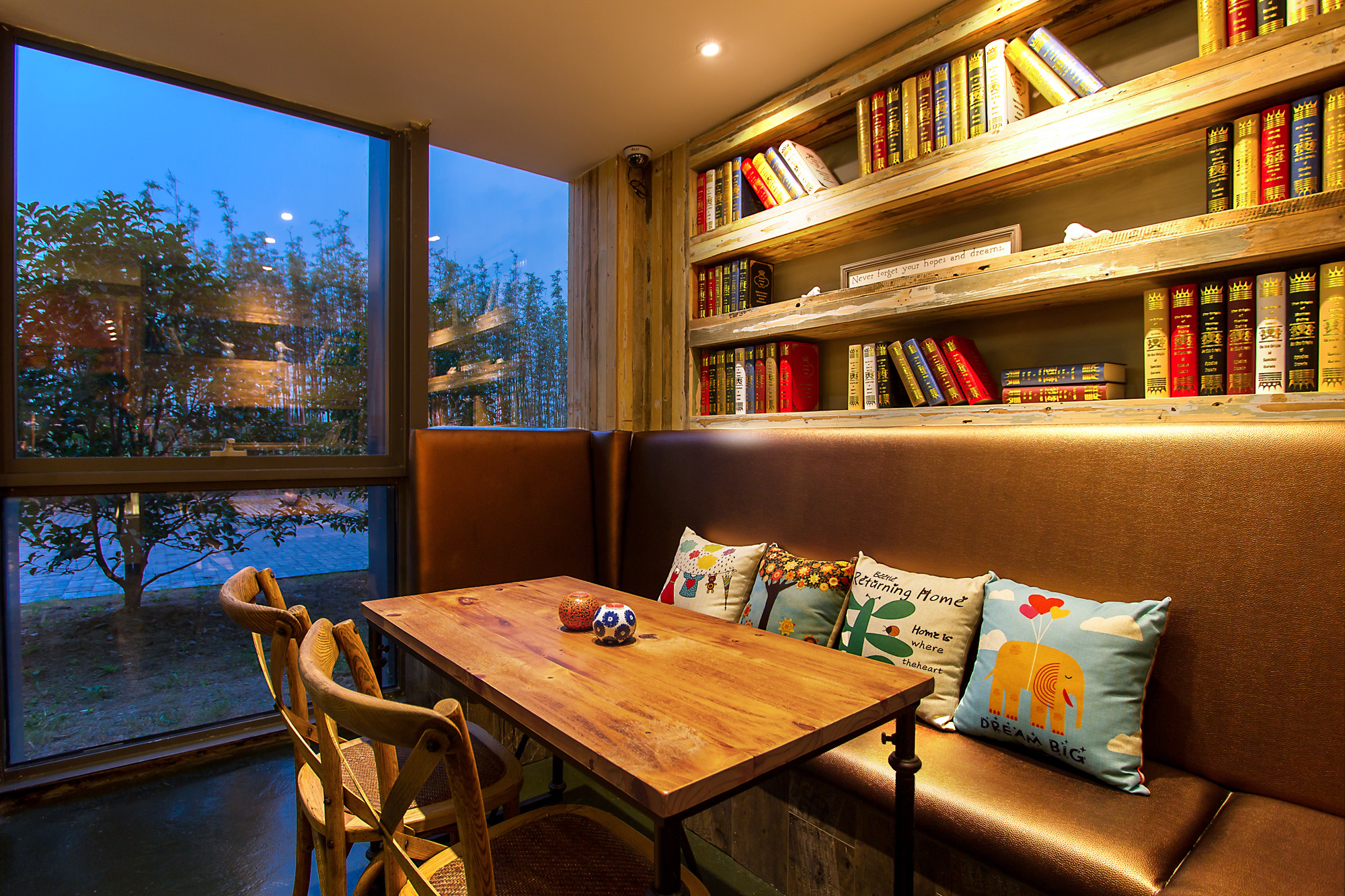 虹口區(qū)美式工業(yè)風咖啡廳裝修設計-第7張圖片-上海古都建筑設計集團