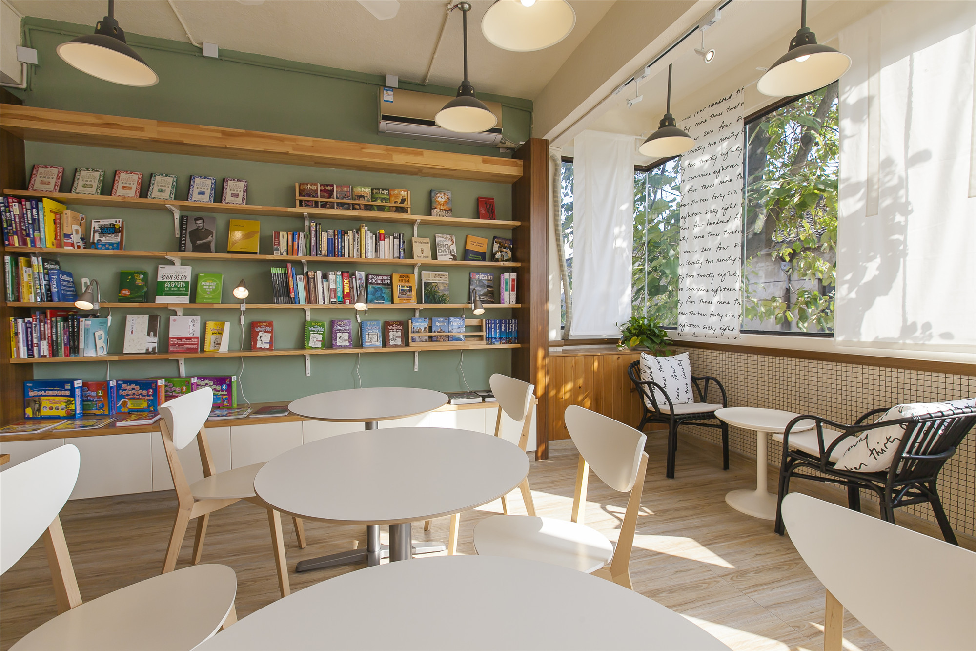 小型簡約書店裝修設(shè)計(jì)-第2張圖片-上海古都建筑設(shè)計(jì)集團(tuán) 小型簡約書店裝修設(shè)計(jì)-第2張圖片-上海古都建筑設(shè)計(jì)集團(tuán)